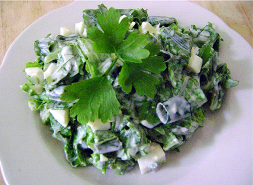 Салат из зелени с яйцом