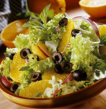 Салат «Афины» из апельсинов, листьев салата и маслин