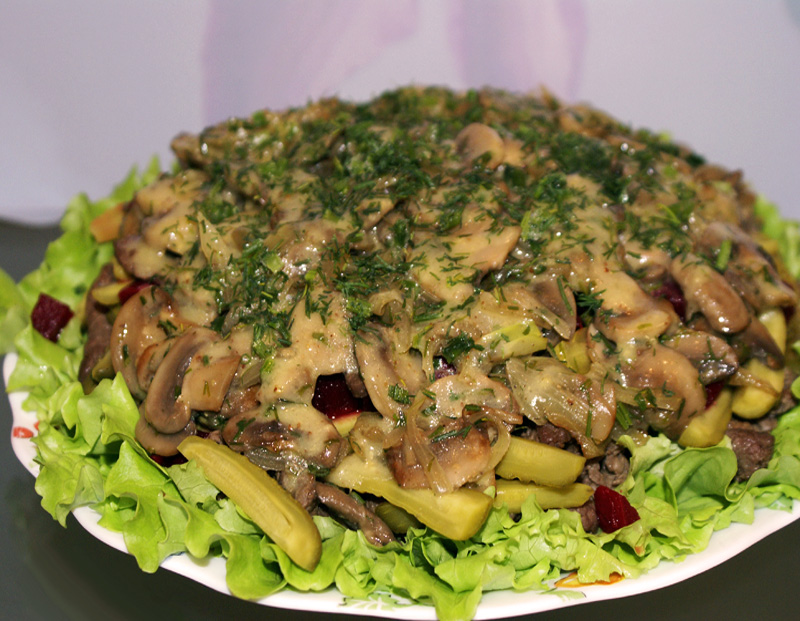 Салат пряный с говядиной, свёклой и грибами